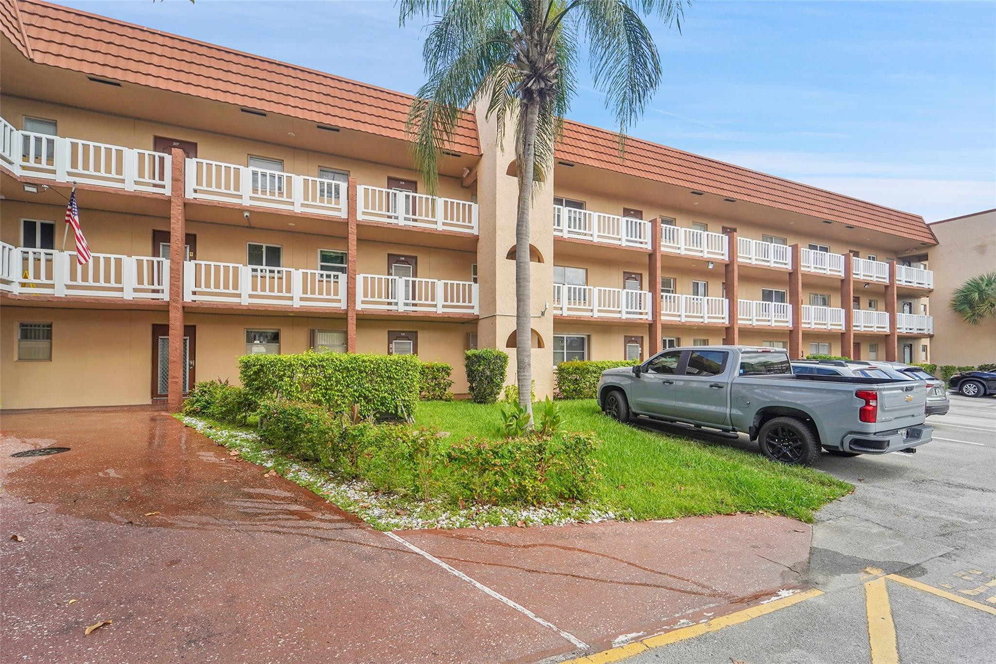 SUNRISE LAKES - Residential