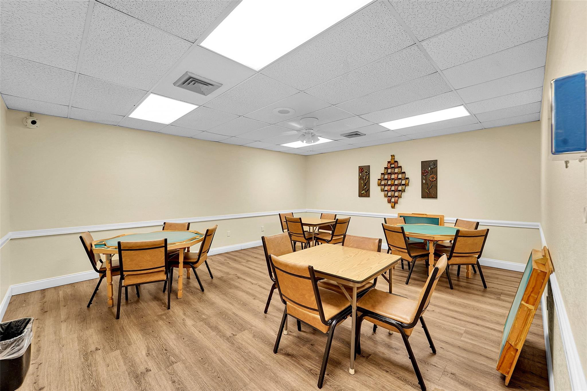 SUNRISE LAKES - Residential