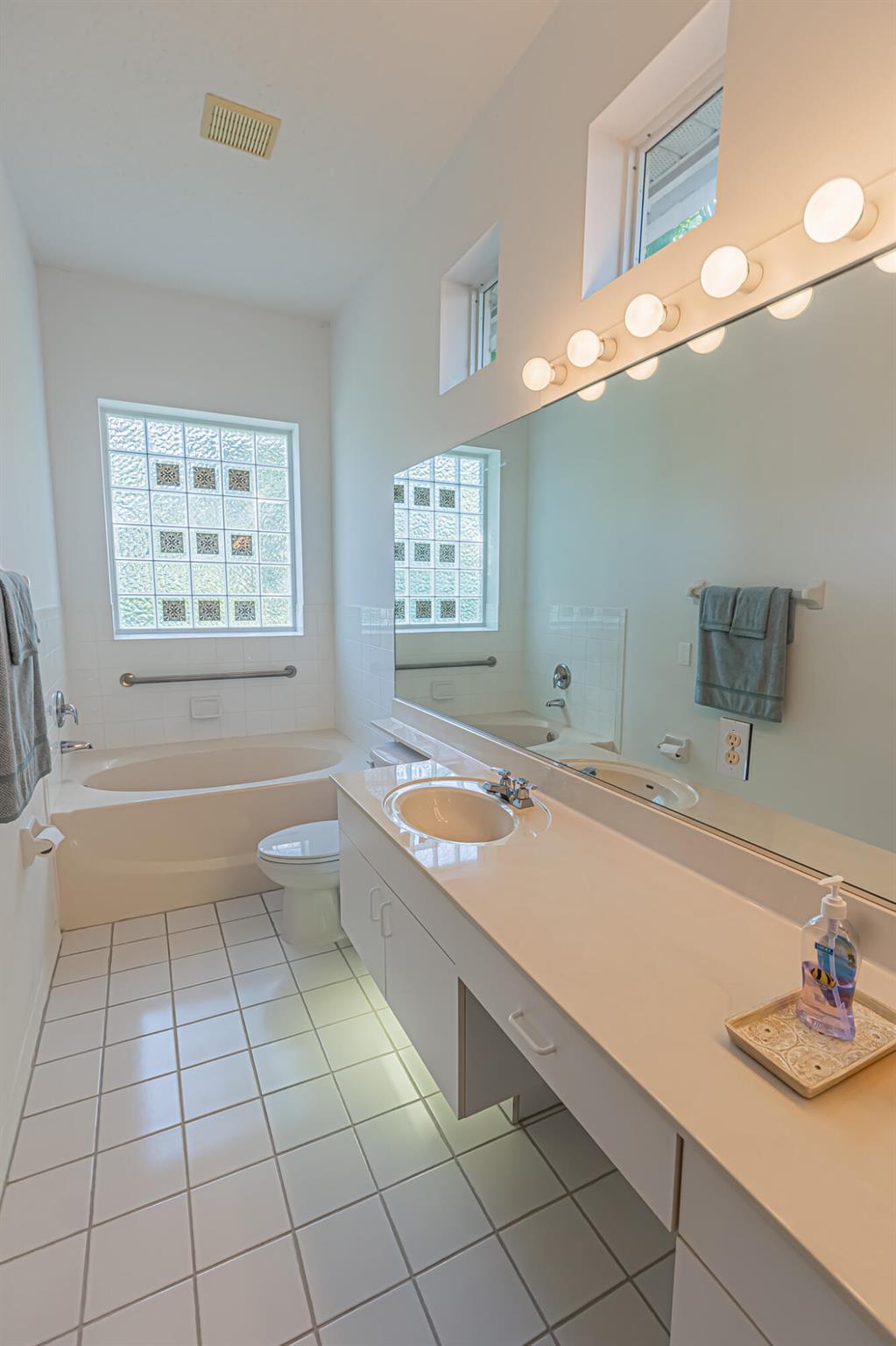 KINGS ISLE, ISLE OF CAPRI - Residential