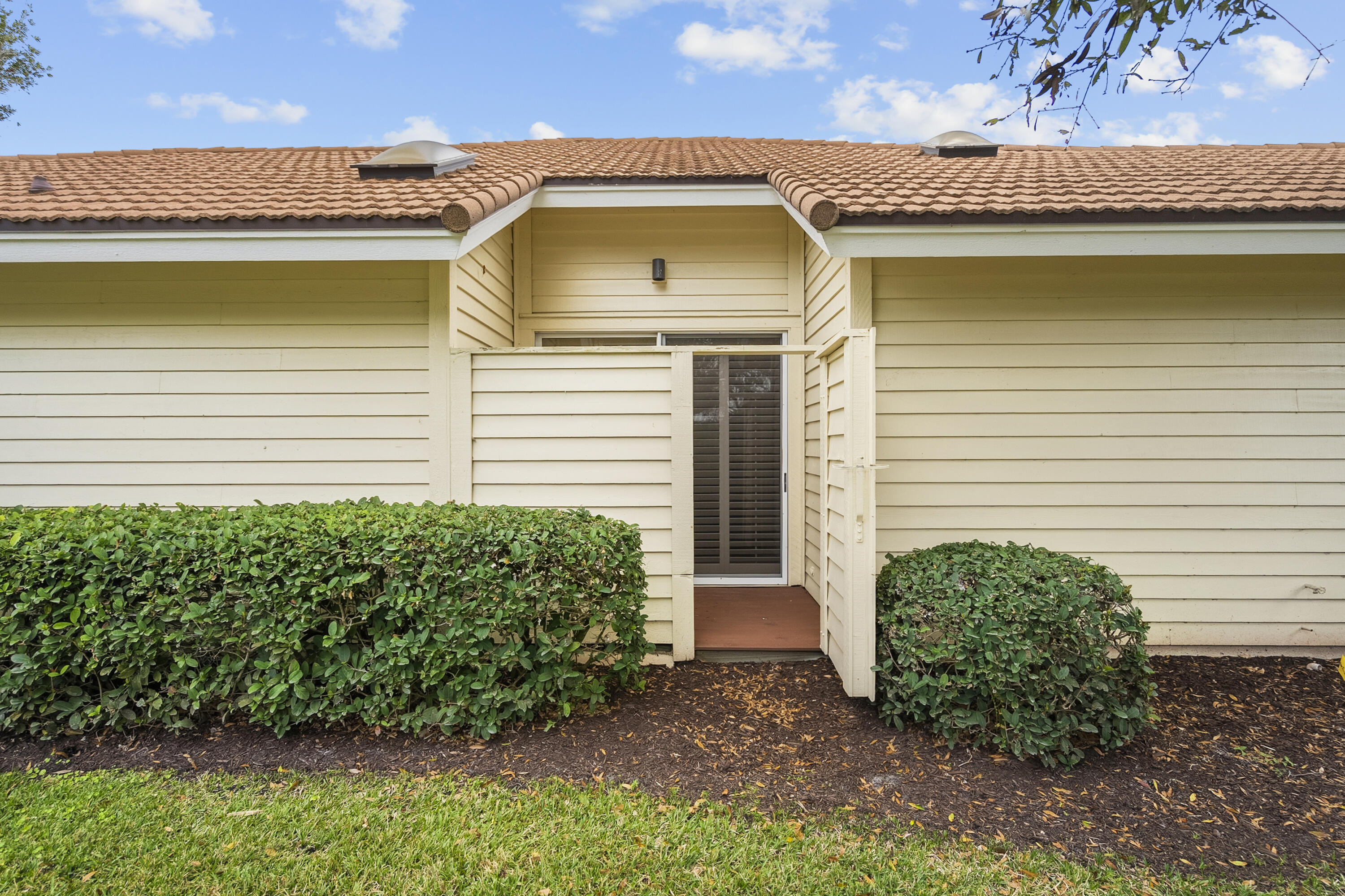 WINGED FOOT COTTAGES IN MARINER SANDS - Residential