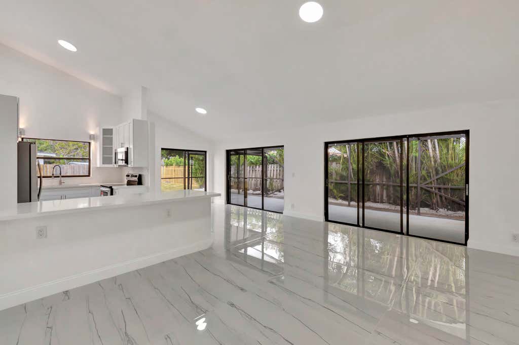 Photo of 6 Baytree Circle, Boynton Beach, FL 33436 (MLS # R10947026)