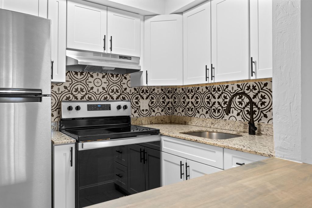 Photo of 1125 SW 15th Avenue #Apt 3, Fort Lauderdale, FL 33312 (MLS # B26002431)