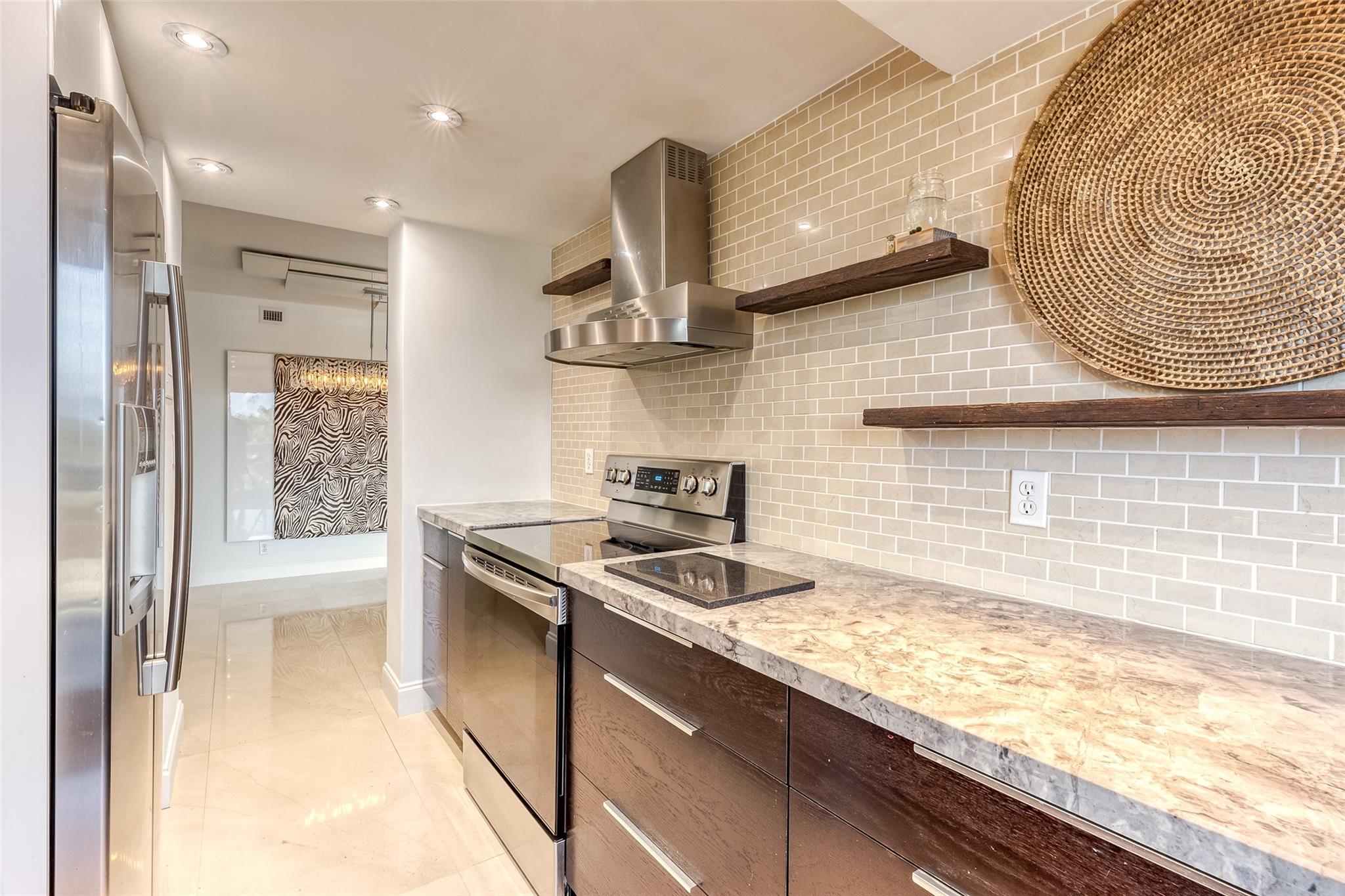 This unit is walking distance to the beach and shopping.
Completely remodeled.