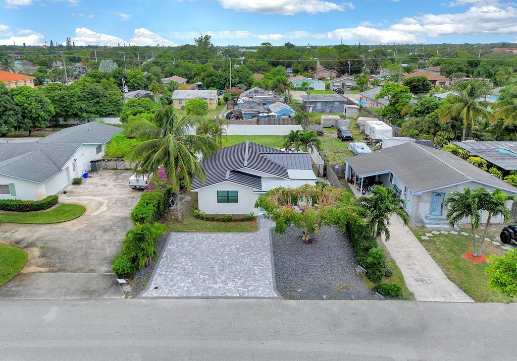 Photo of 320 NW 3rd Avenue, Delray Beach, FL 33444 (MLS # R11141039)