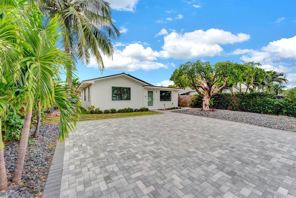 Photo of 320 NW 3rd Avenue, Delray Beach, FL 33444 (MLS # R11141039)