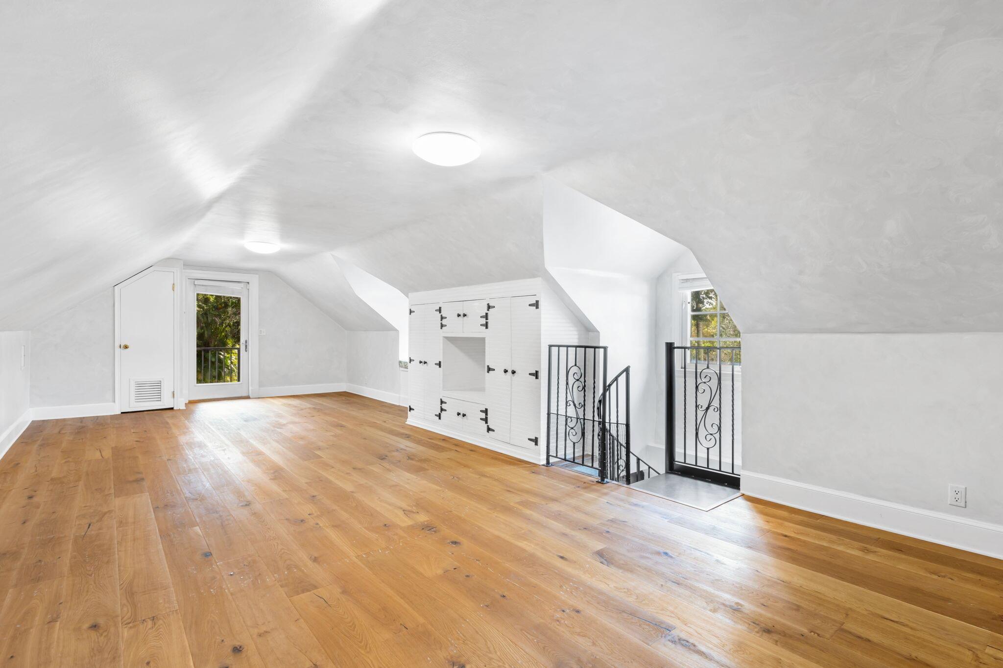 ISLAND COUNTRY ESTATES - Residential