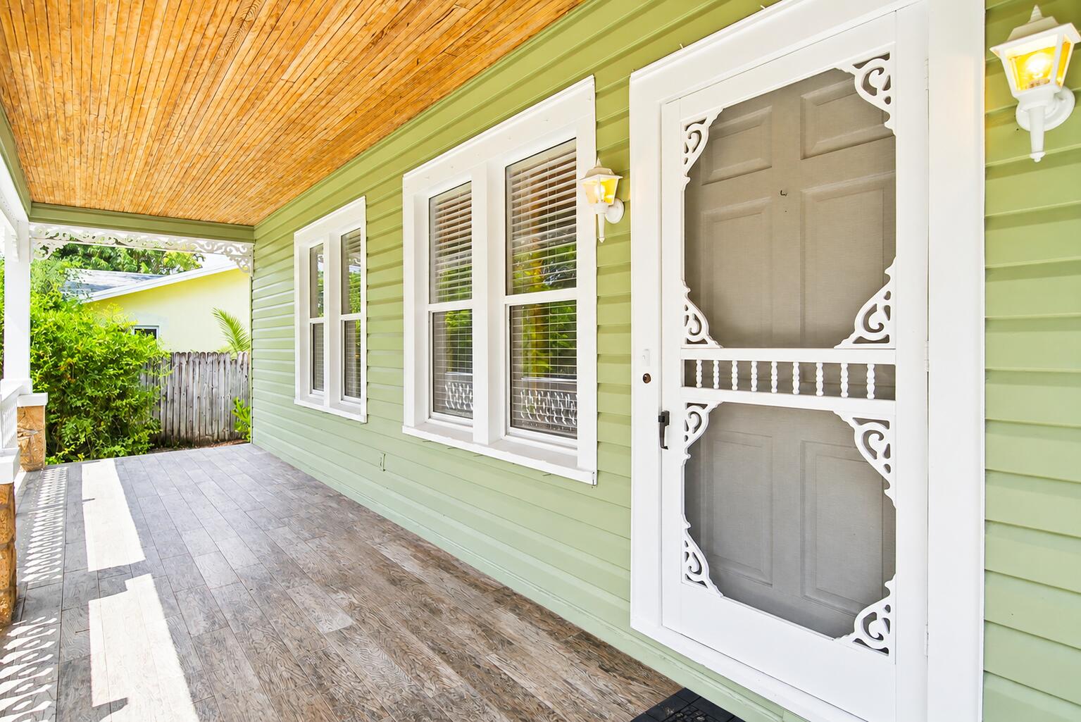 1424 S PALMWAY