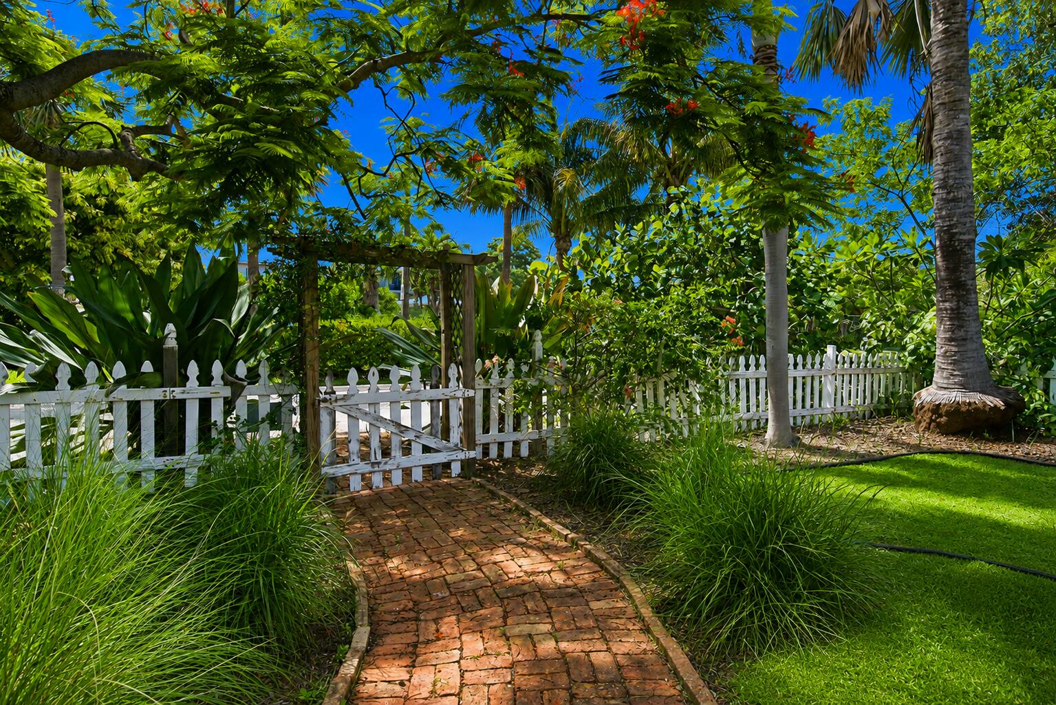 1424 S PALMWAY
