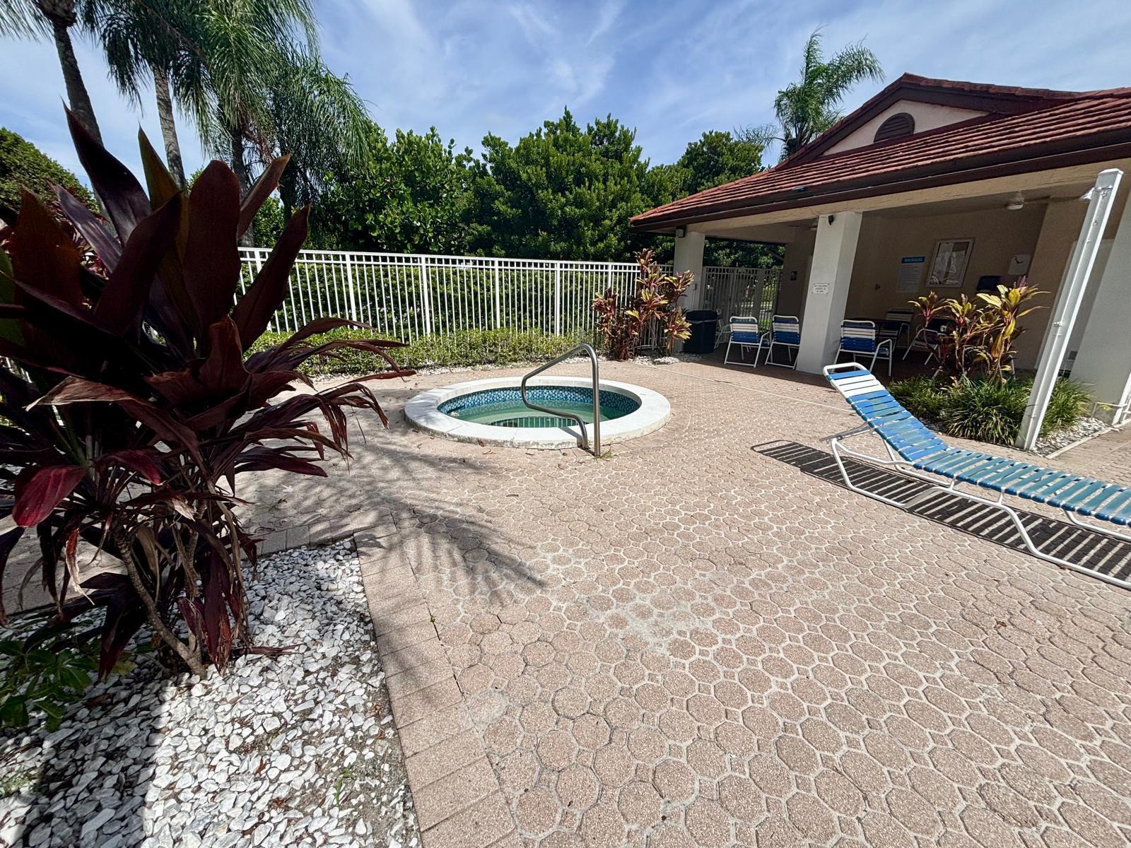 CLUB QUARTERS AT RAINTREE - Residential