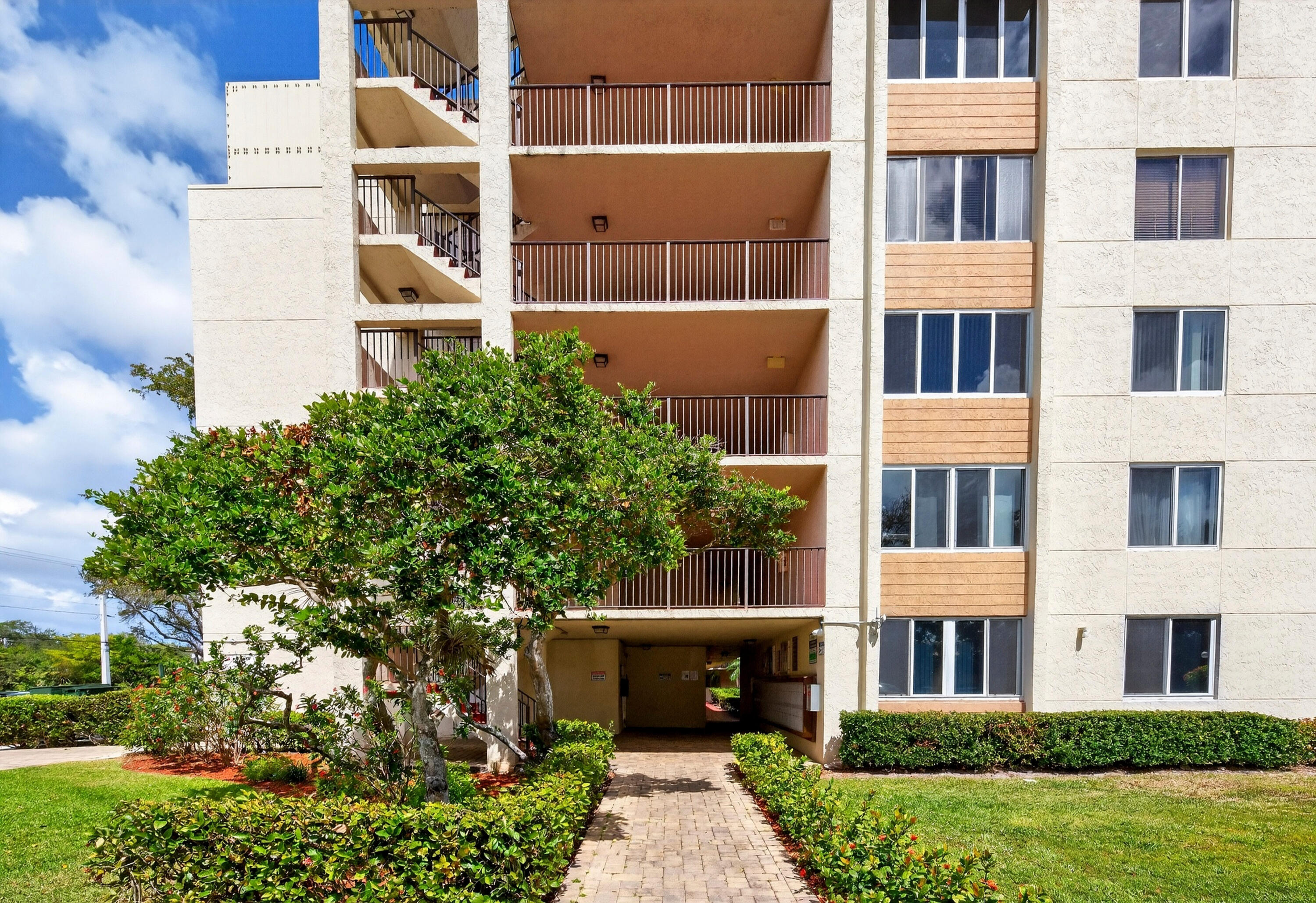 3223 Riverside Drive C-406