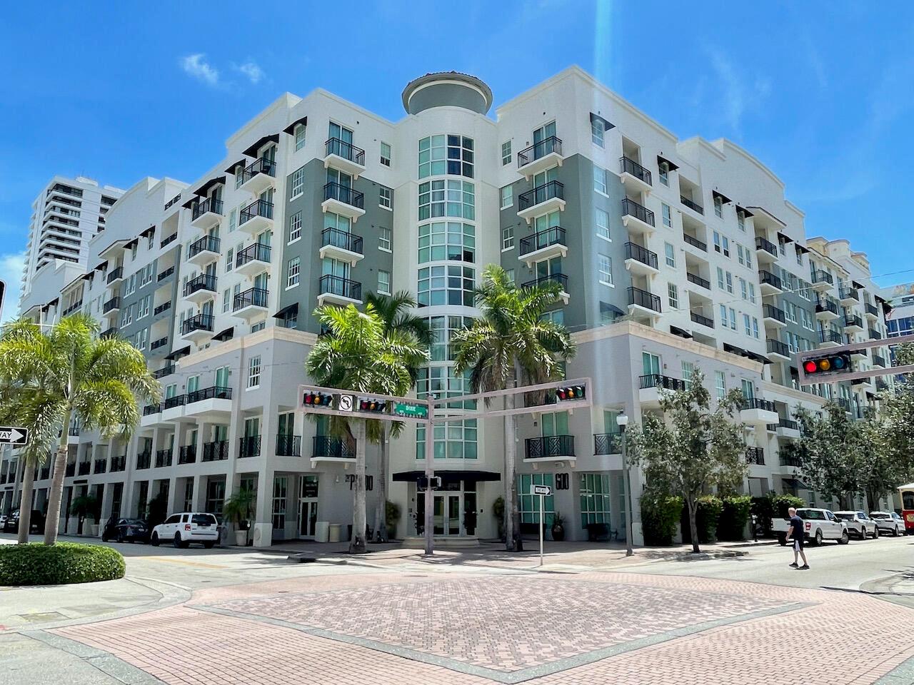 Penthouse 1BR/1BA, High ceilings, Open North View. No Pets please, Garage parking. Resort quality amenities, Large beautiful Pool and Hot Spa deck, Steam room, Large well equipped Gym. Clubroom with big screen TV and kitchen area. In the heart of downtown WPB, Walk to CityPlace and the Downtown core. Great Restaurants, Shops, Nightlife, etc. & Waterfront area all within 2 short blocks.