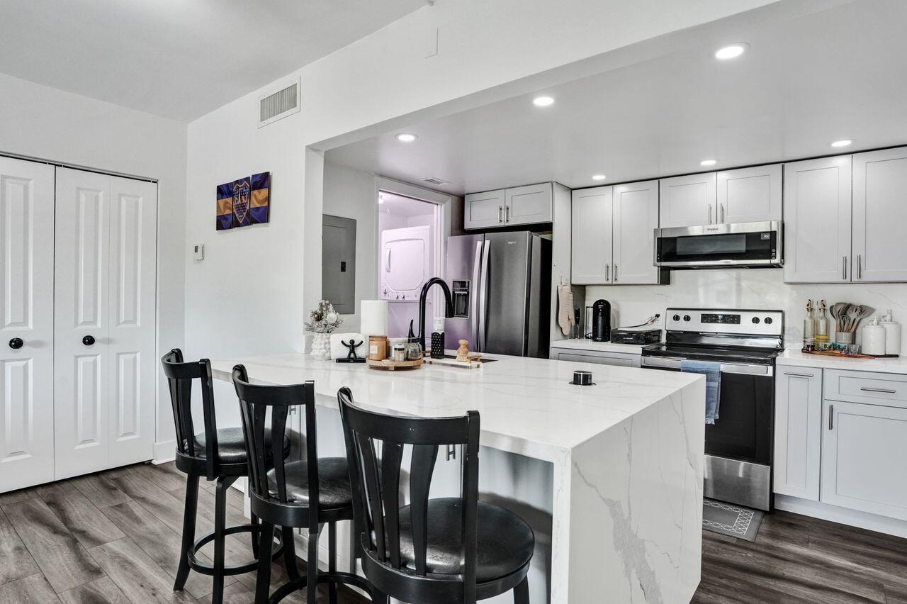 1000 RIVER REACH Drive 321