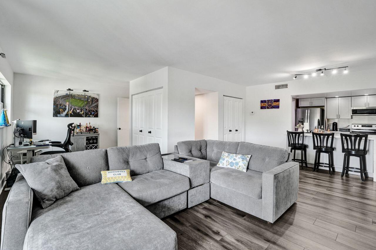 1000 RIVER REACH Drive 321