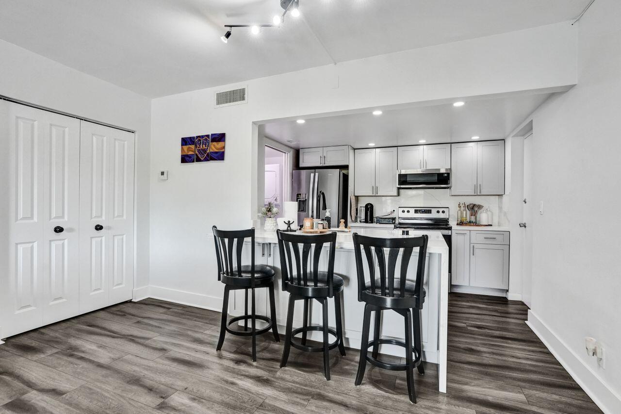 1000 RIVER REACH Drive 321