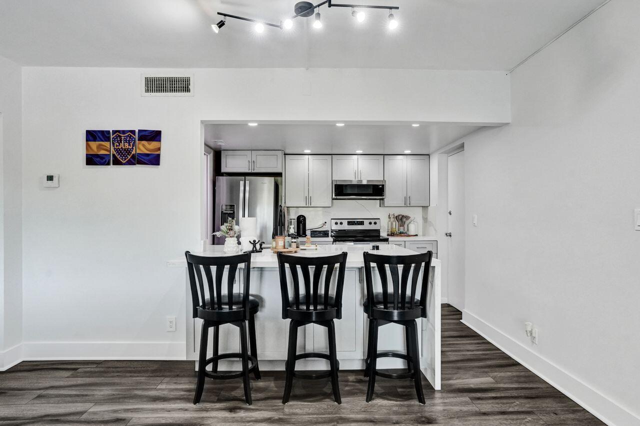 1000 RIVER REACH Drive 321