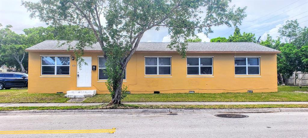 Spacious 4 bedroom, 2 full bathrooms corner house with lots of parking space. Tile and new laminate floors throughout, updated kitchen. Close to all, west palm beach downtown, city Place, restaurants, and more.
