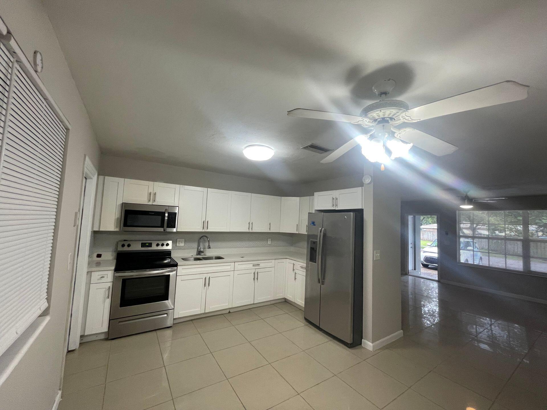 Situated in a vibrant neighborhood, this 2-bedroom apartment provides easy access to I95 and transportation options. Enjoy easy access to nearby essentials such as grocery stores, cafes, and parks, making everyday life hassle-free. Book your tour today and explore your new home in Hollywood -- a perfect two-bedroom apartment designed for a cozy lifestyle.