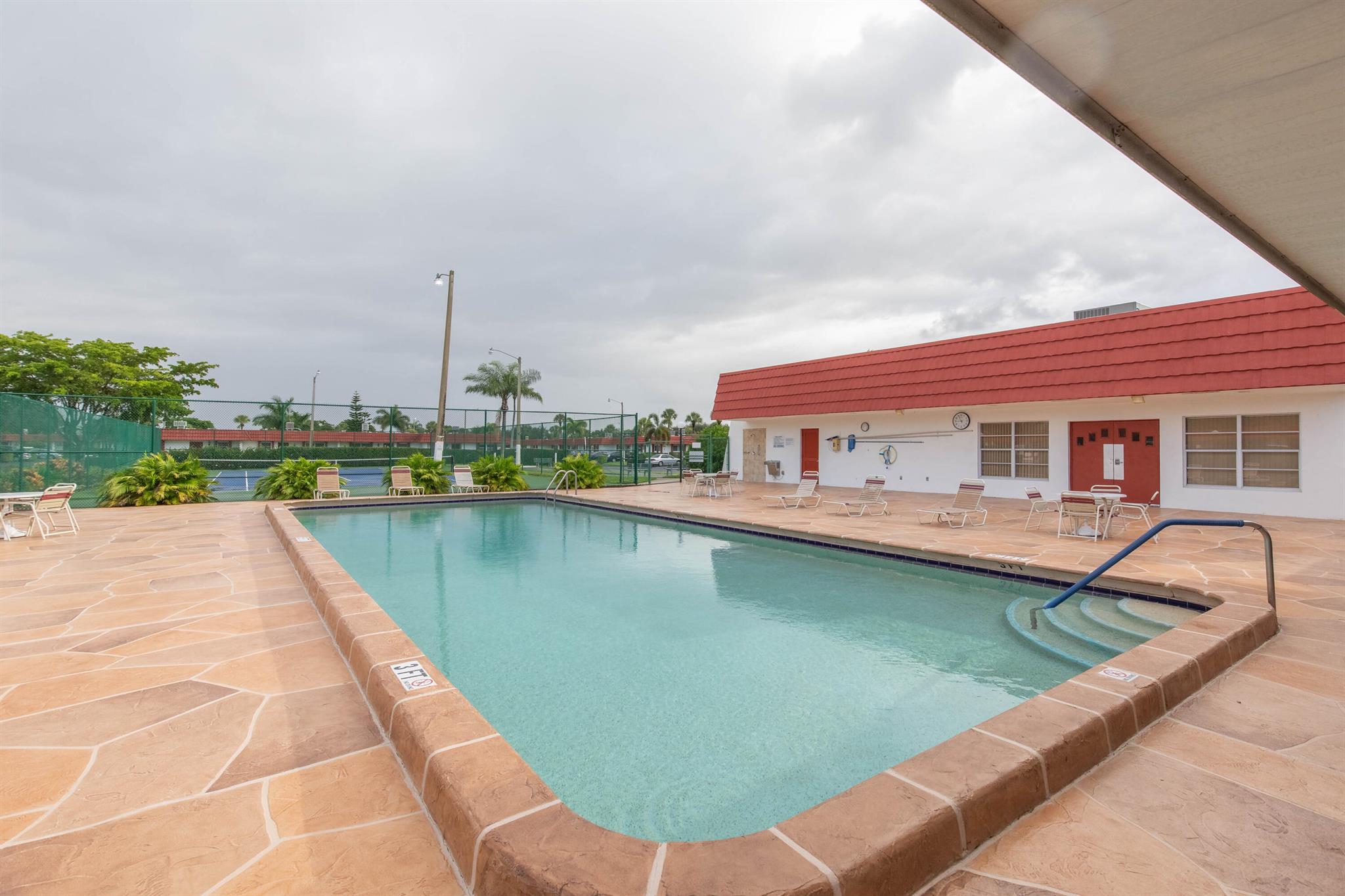 CRESTHAVEN TOWNHOMES SEC 4 CONDO - Residential