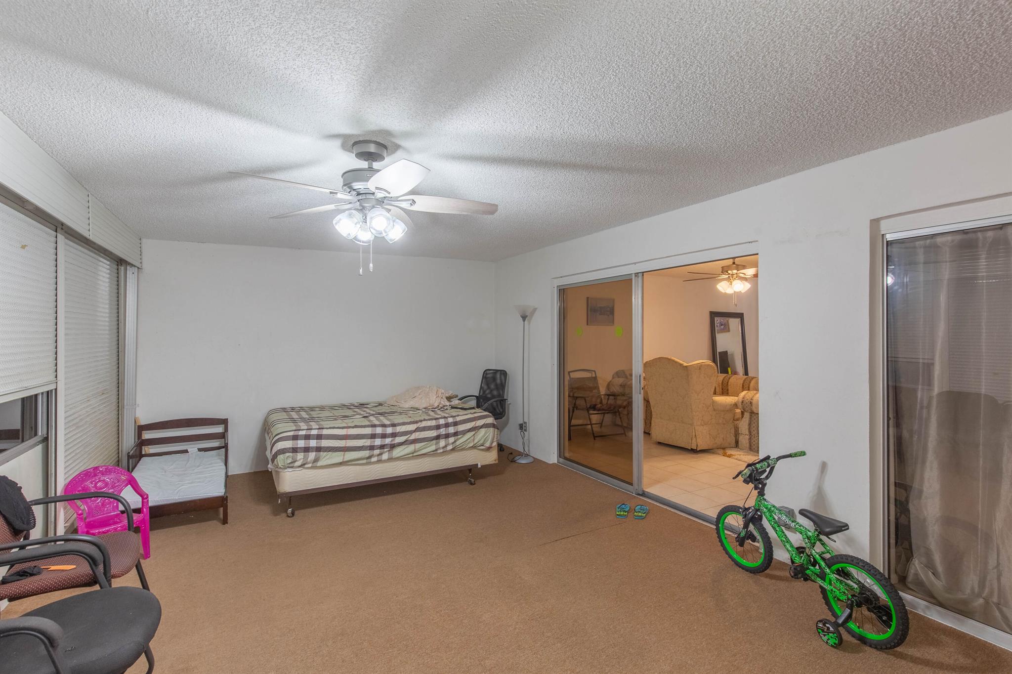 CRESTHAVEN TOWNHOMES SEC 4 CONDO - Residential