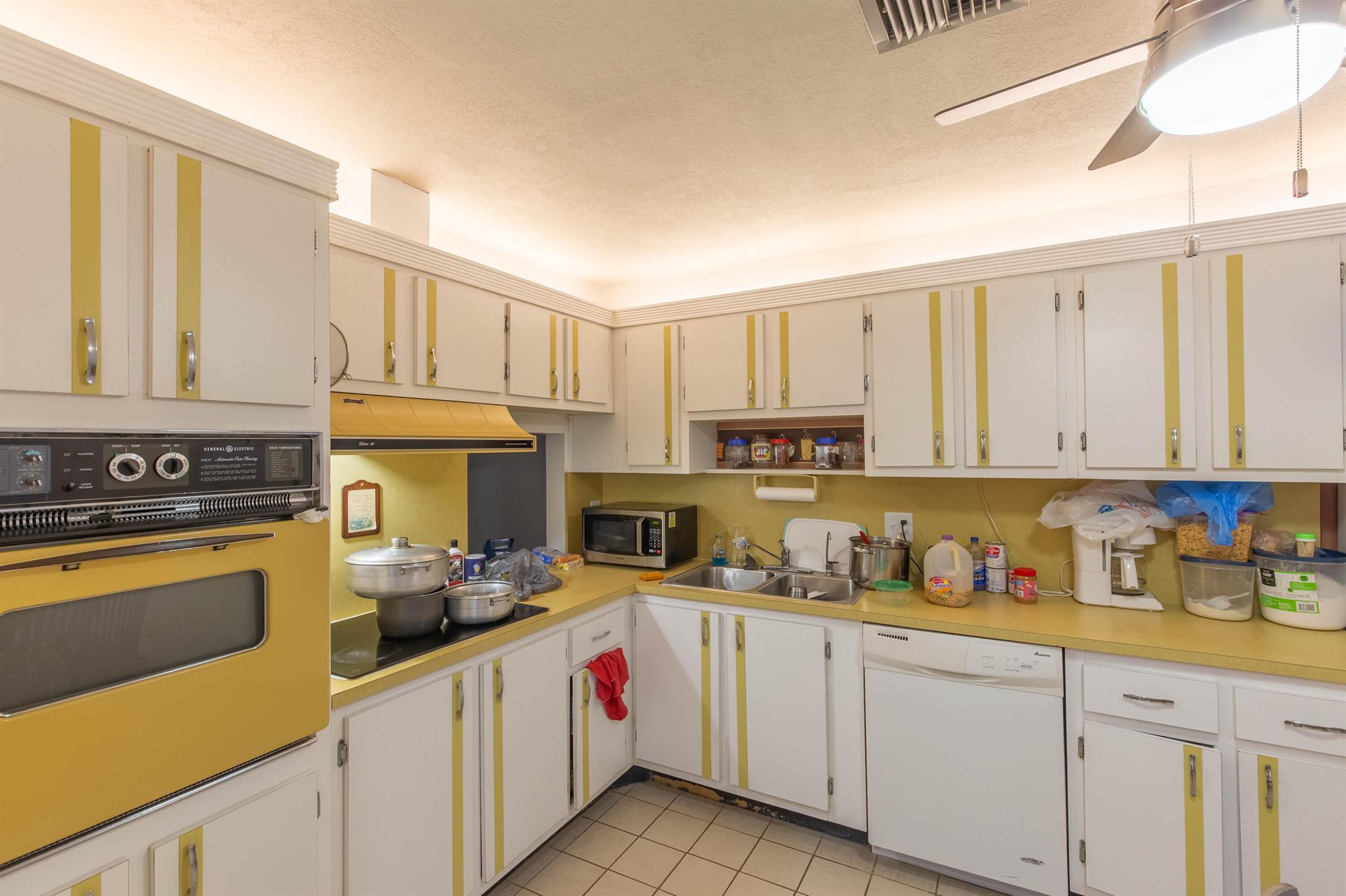 CRESTHAVEN TOWNHOMES SEC 4 CONDO - Residential