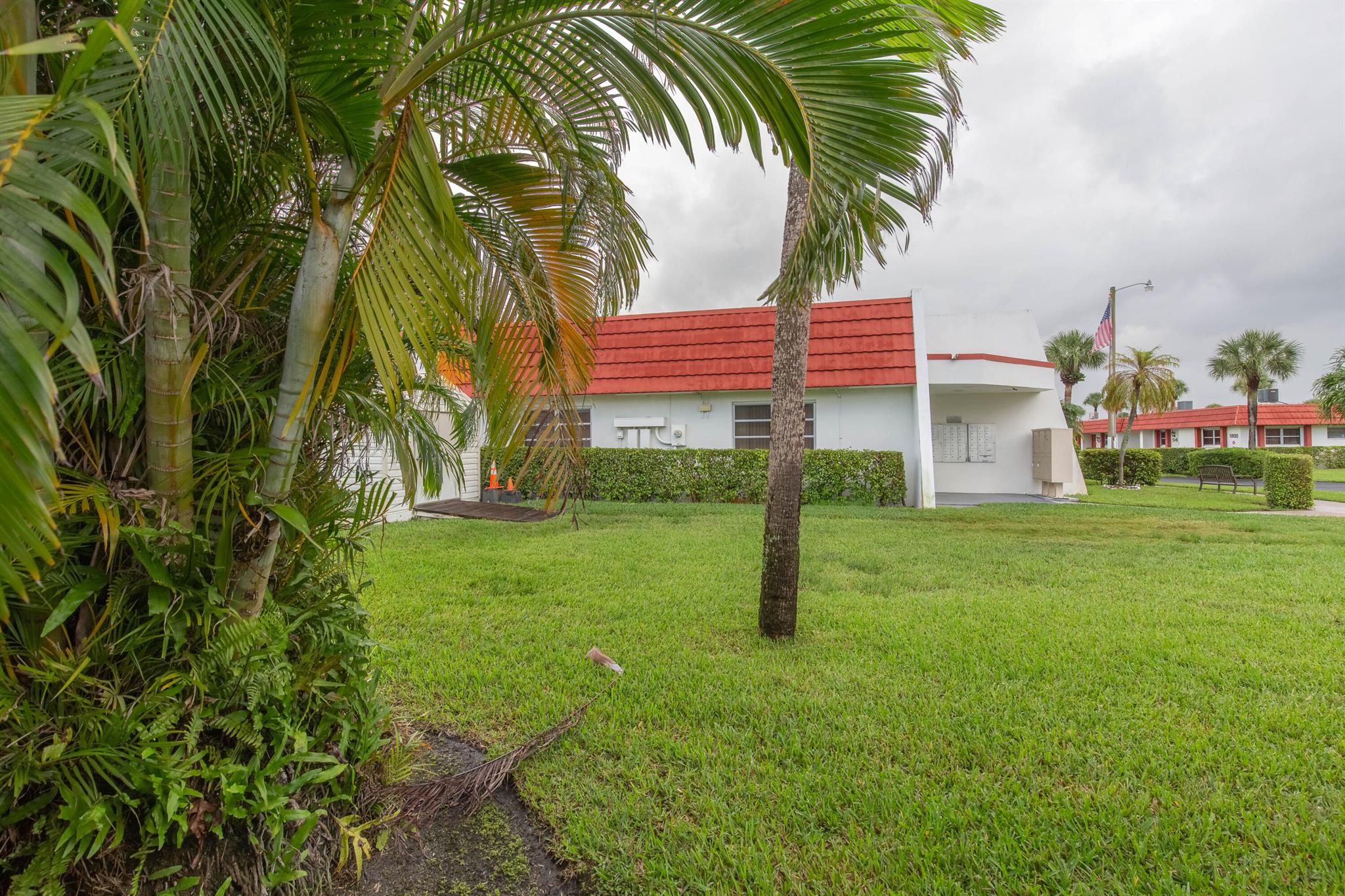 CRESTHAVEN TOWNHOMES SEC 4 CONDO - Residential