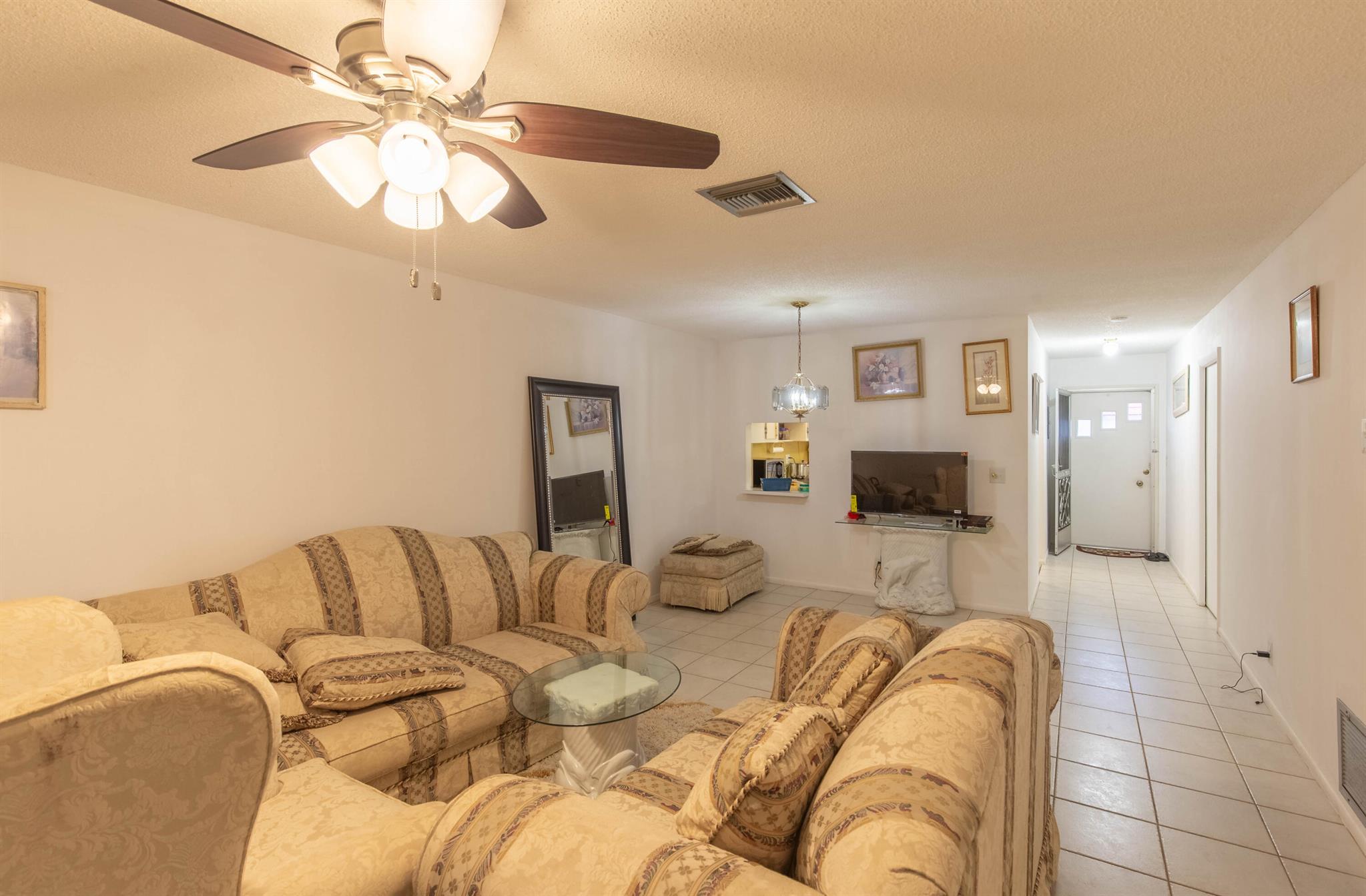 CRESTHAVEN TOWNHOMES SEC 4 CONDO - Residential