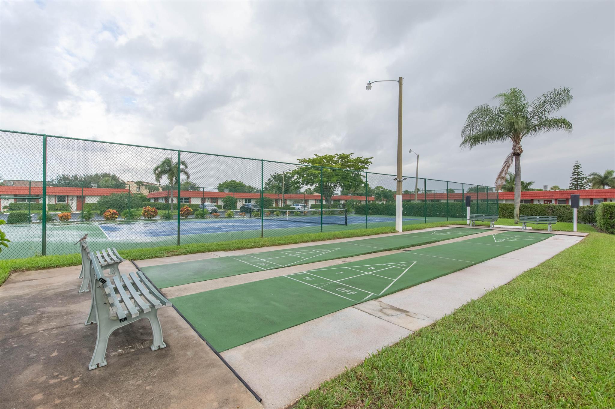 CRESTHAVEN TOWNHOMES SEC 4 CONDO - Residential