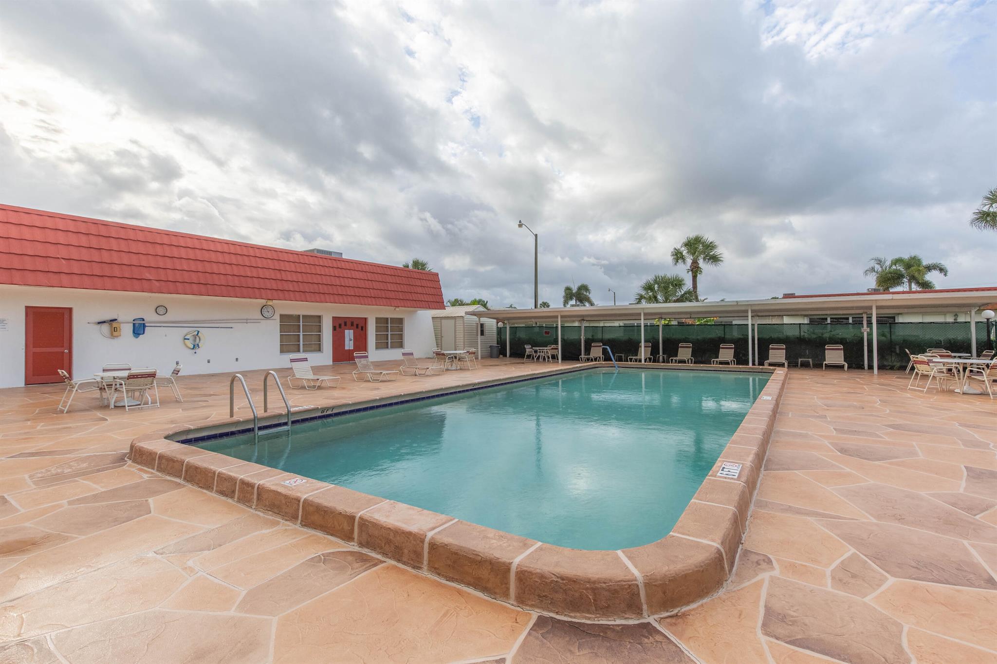 CRESTHAVEN TOWNHOMES SEC 4 CONDO - Residential