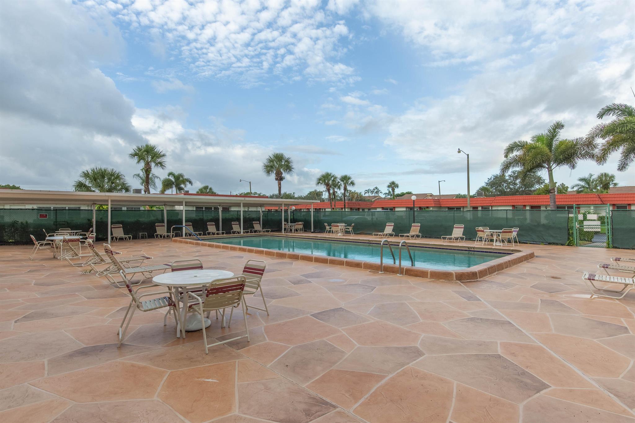 CRESTHAVEN TOWNHOMES SEC 4 CONDO - Residential