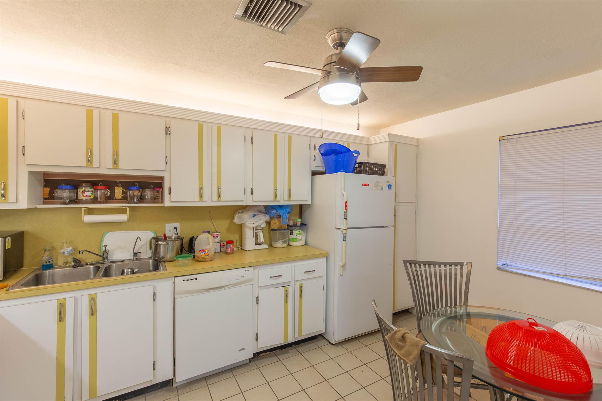 CRESTHAVEN TOWNHOMES SEC 4 CONDO - Residential