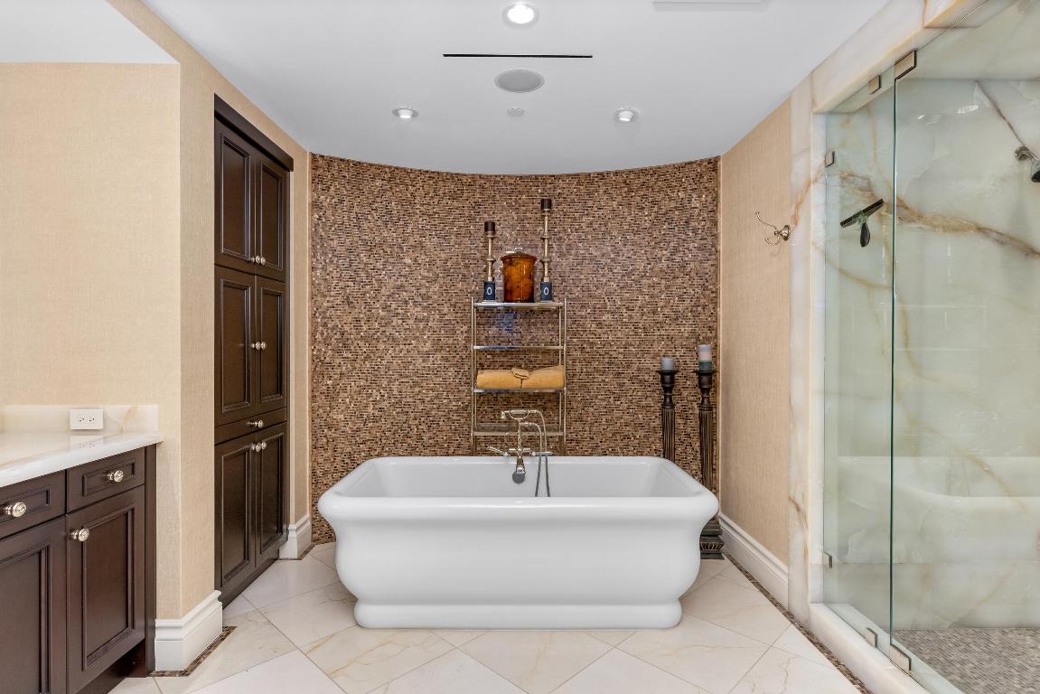 Luxuria - Residential