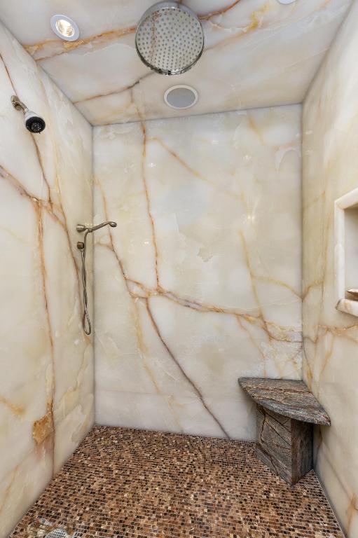 Luxuria - Residential