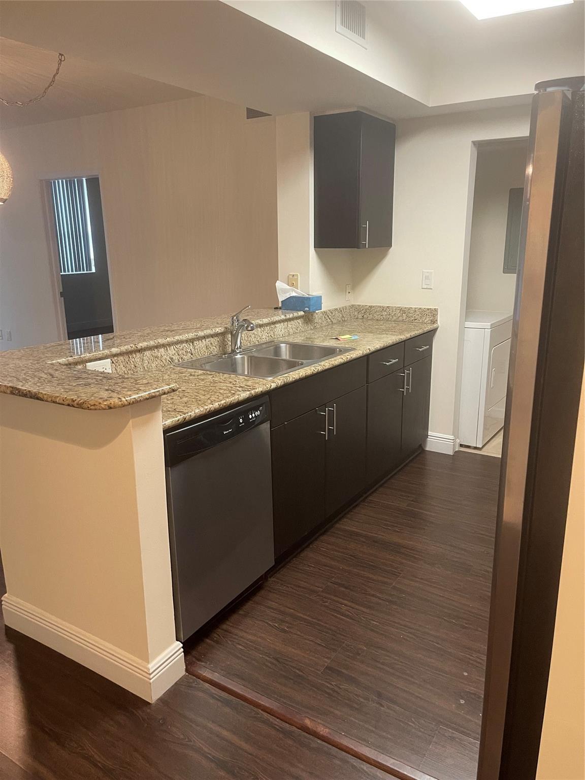 TURNBERRY ON THE GREEN CO - Residential Lease