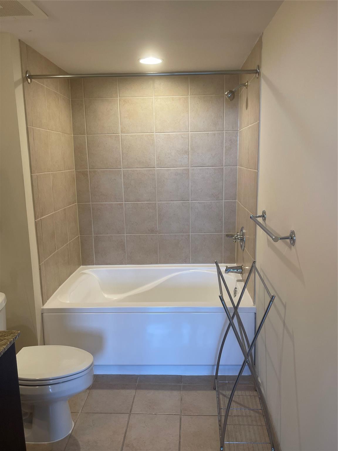 TURNBERRY ON THE GREEN CO - Residential Lease