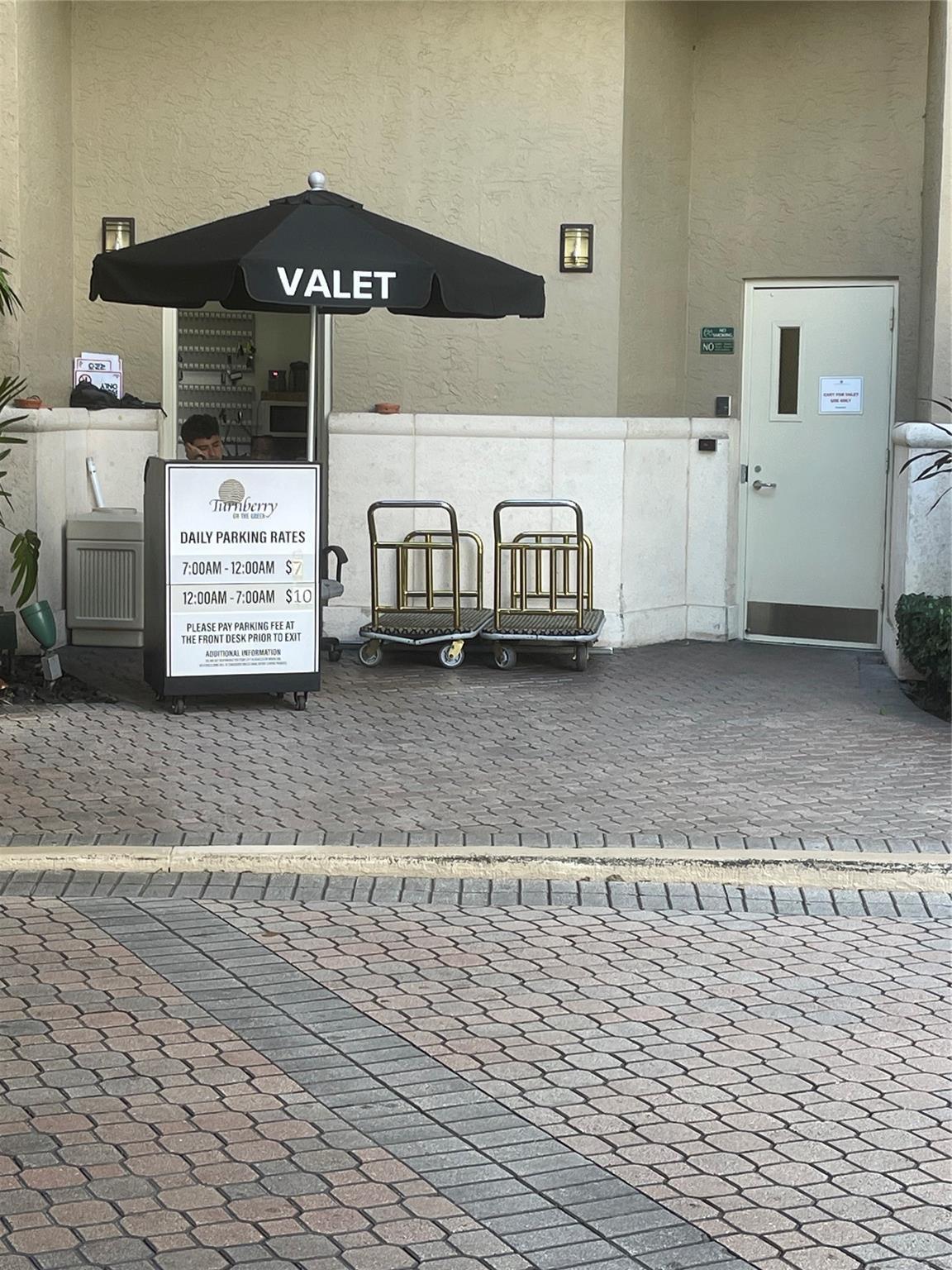 TURNBERRY ON THE GREEN CO - Residential Lease