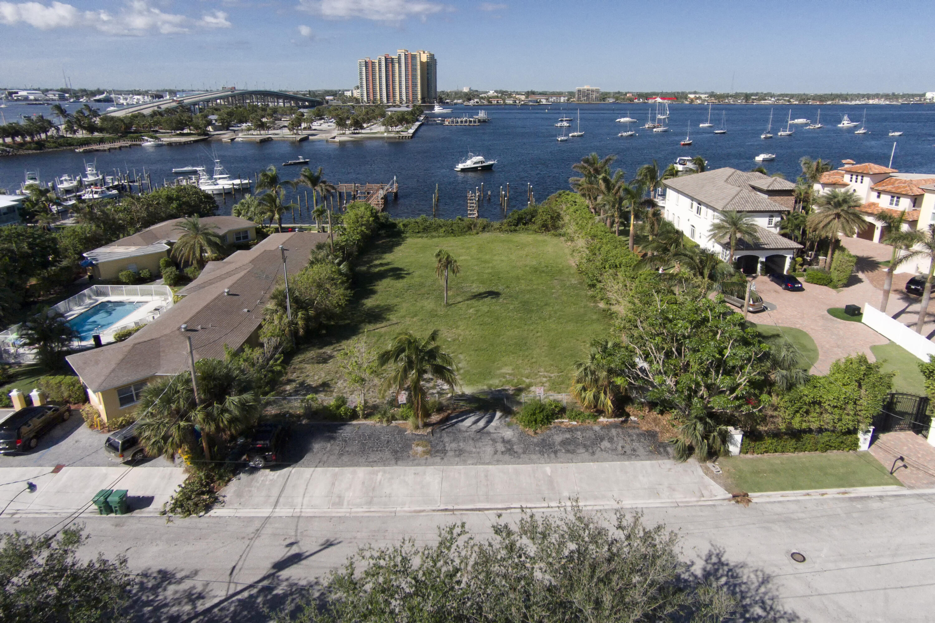 YACHT HARBOR EST - Land