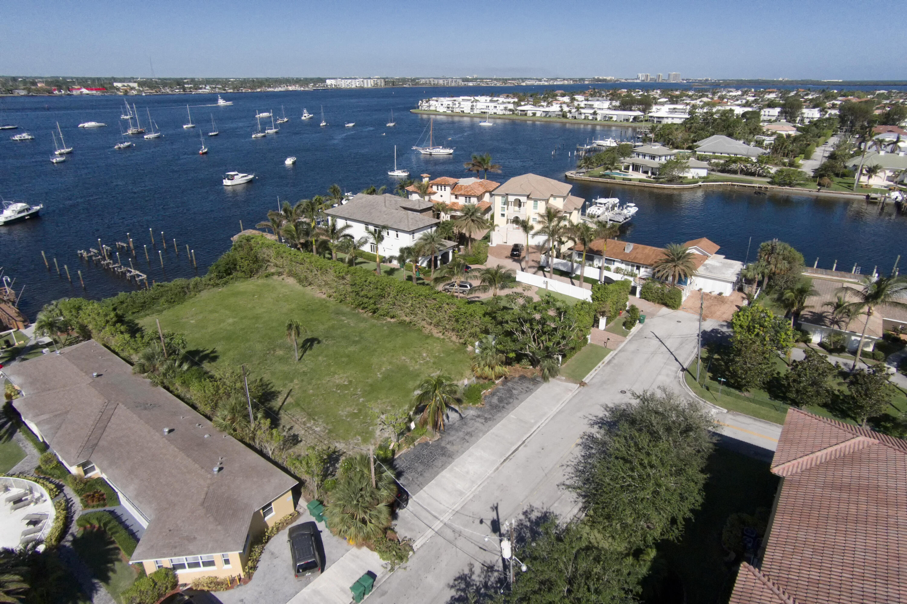 YACHT HARBOR EST - Land