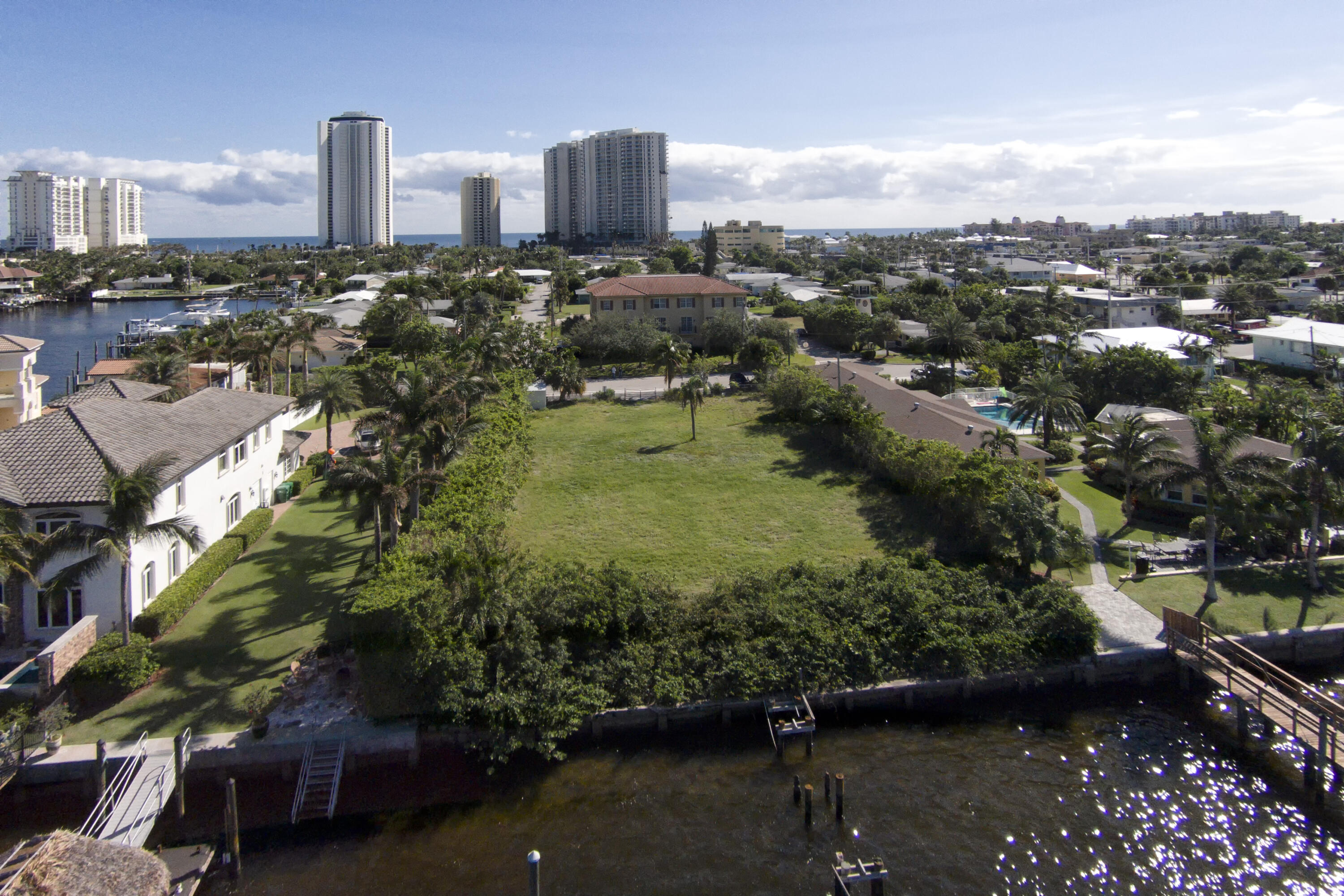 YACHT HARBOR EST - Land