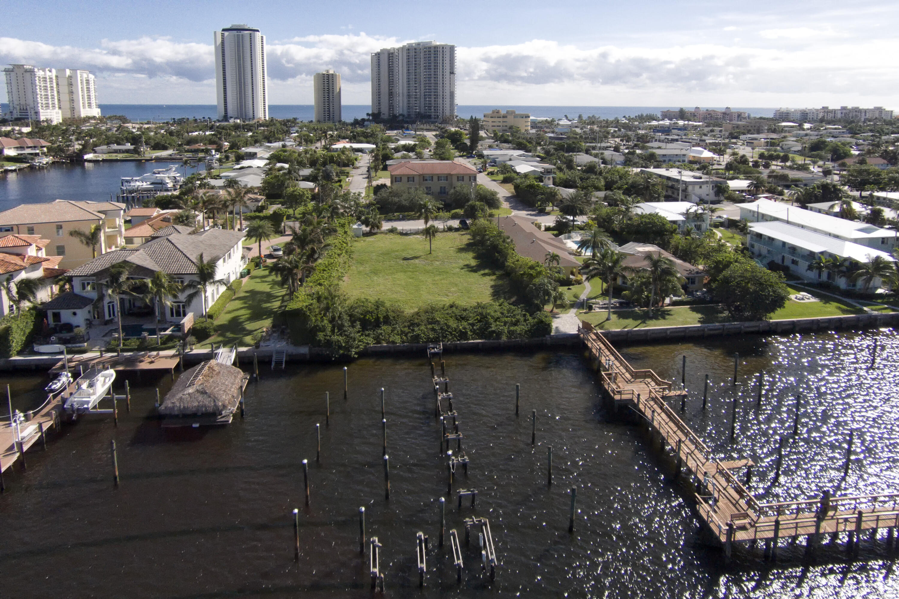 YACHT HARBOR EST - Land