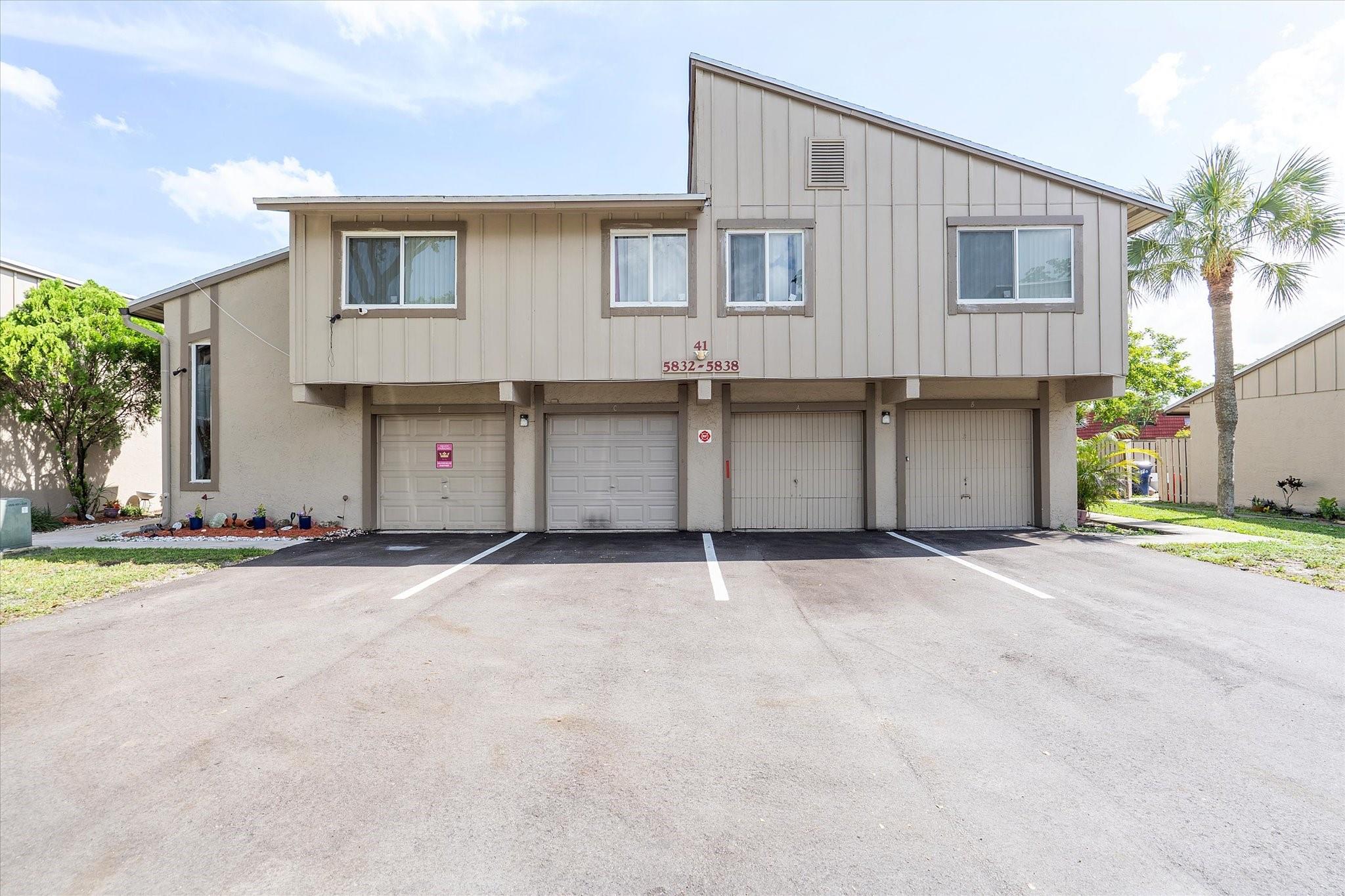 Move-In Ready & Investor-Friendly Townhome!
Well-maintained with private fenced yard, 1-car garage, newer appliances (fridge, washer, dryer, A/C), fresh paint, updated kitchen, and renovated baths. No rental restrictions—rent from day one! No special assessments.