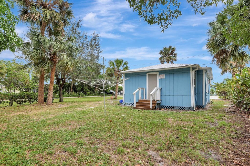 Photo of 922 SE Bayou Avenue, Stuart, FL 34994 (MLS # R11142031)