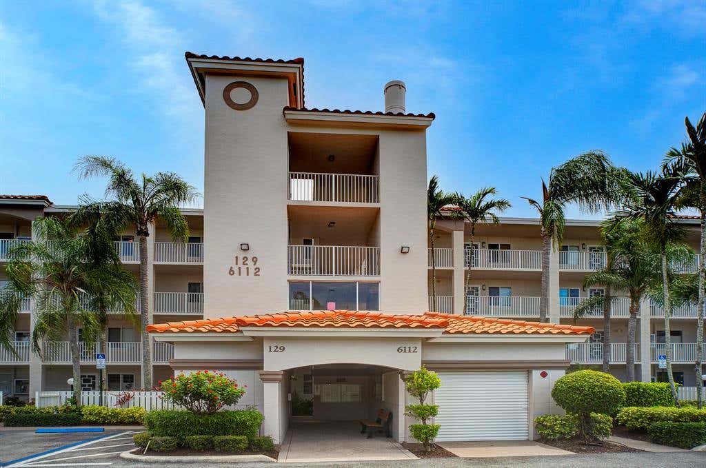 Photo of 6112 Huntwick Terrace #403, Delray Beach, FL 33484 (MLS # R10718033)