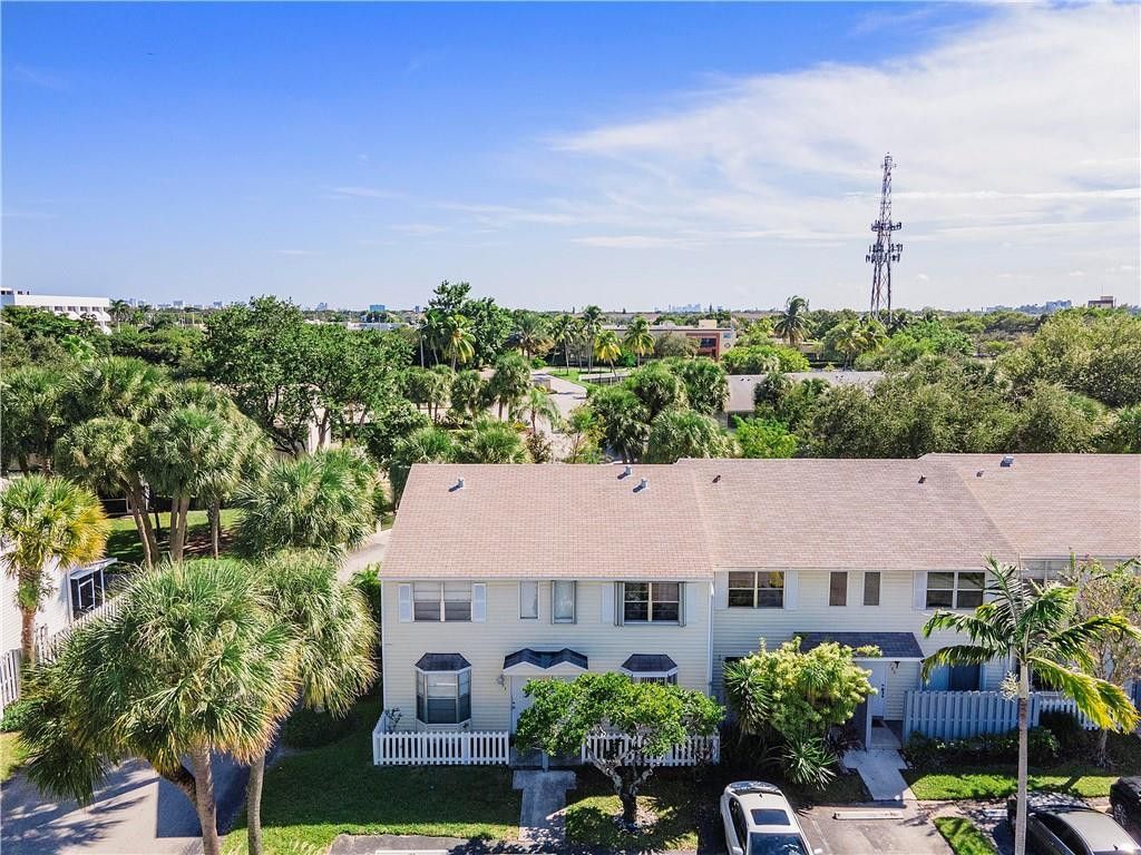 Photo of 185 SW 3rd Street, Pompano Beach, FL 33060 (MLS # B26017869)