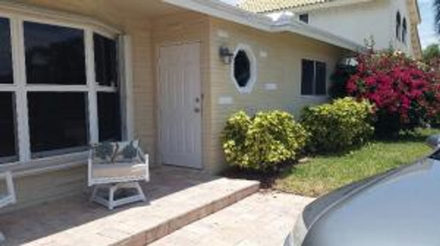 Beautiful home recently upgraded. Pets on a case by case basis. Perfect location and nice split bedroom plan with a large enclosed den. Tenant pays all utilities including lawn maintenance. Stable employment and good credit with clean background a must.