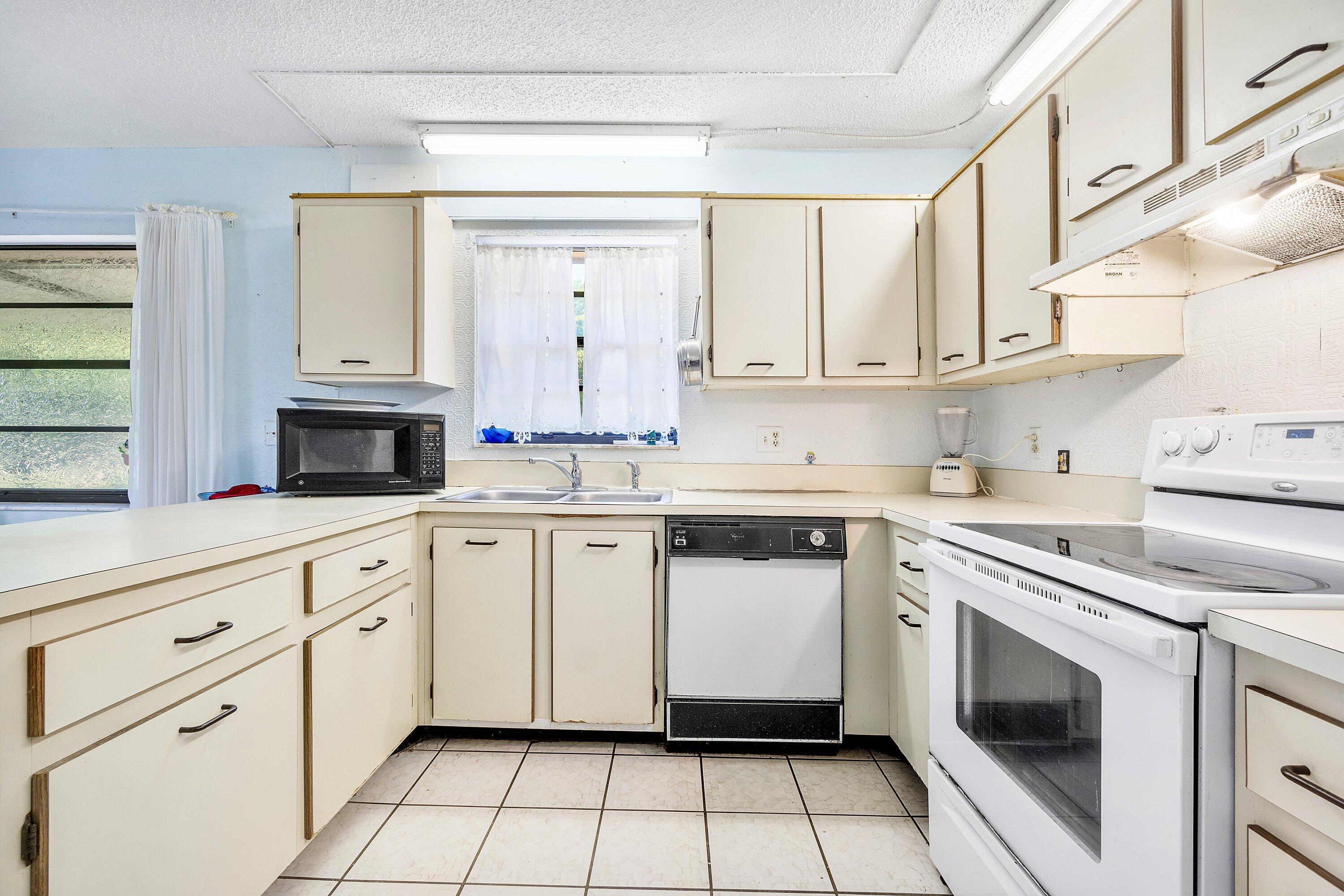 TRADEWINDS AT DOS LAGOS CONDO - Residential