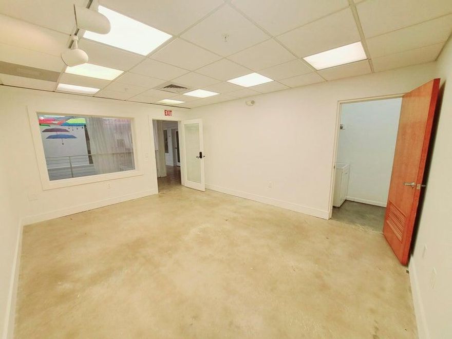 In the heart of Downtown, walking distance from all retail shops, businesses, and restaurants. Located in The Galleria. Water connection available and sink.