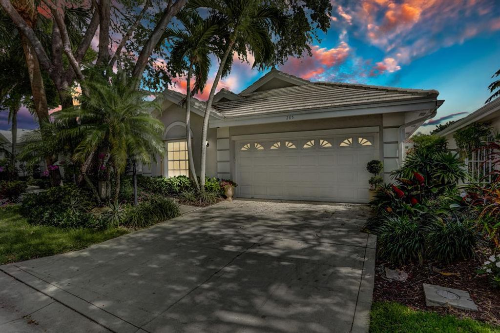 Photo of 285 Canterbury Drive W, Palm Beach Gardens, FL 33418 (MLS # R10711303)