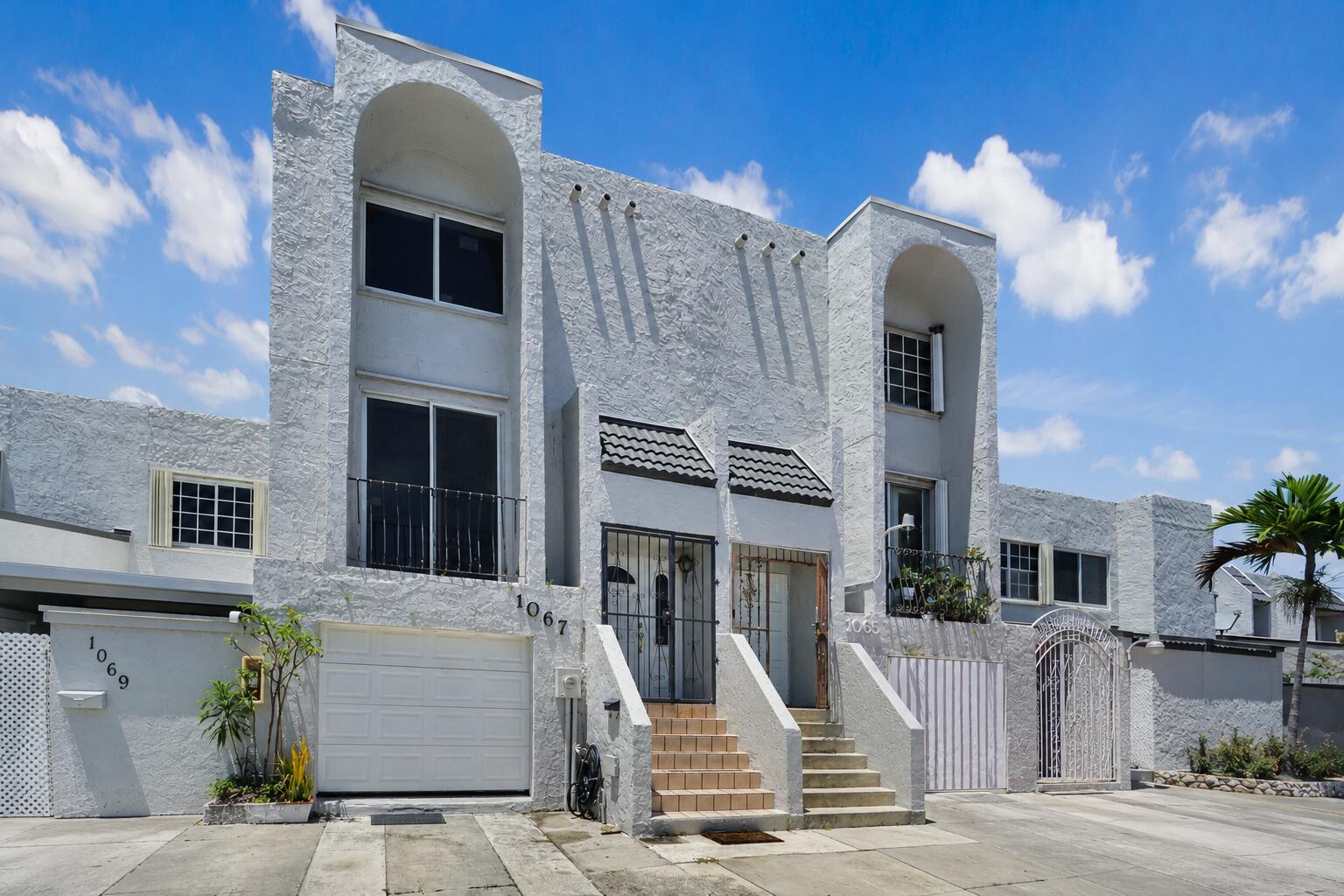 1067 W 43rd Place