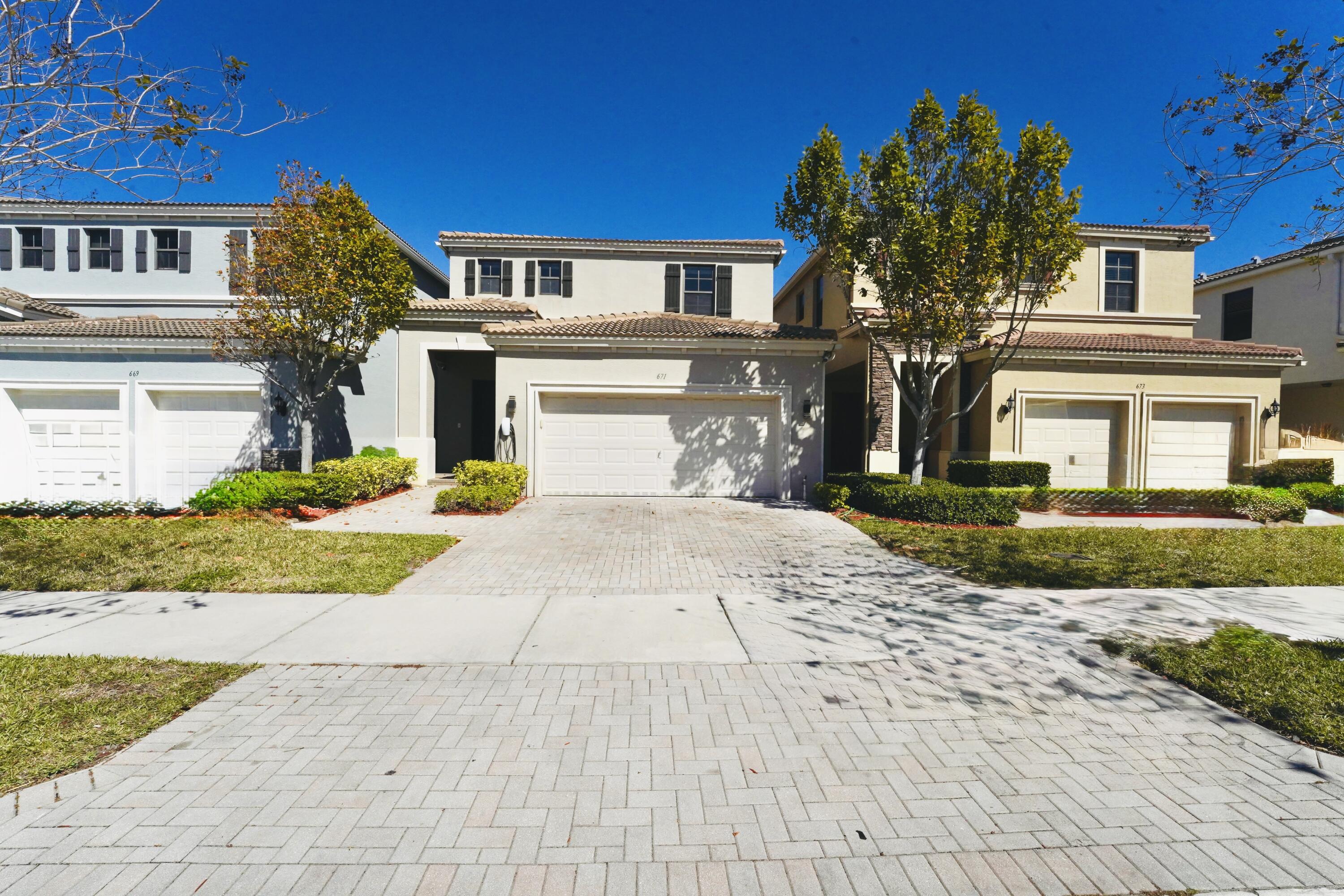 CHAMPION LAKES - Residential