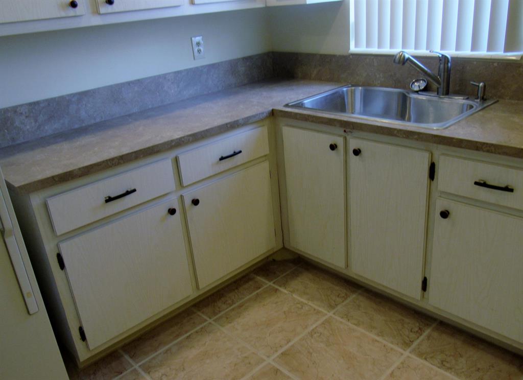 CRESTHAVEN VILLAS CONDO 21 - Residential